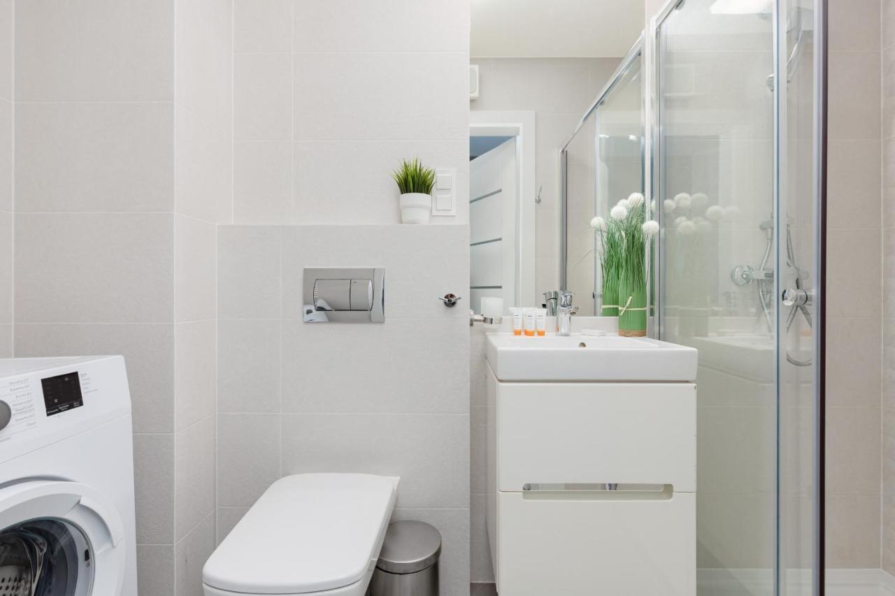 Studio With Balcony Warsaw Kokoryczki By Noclegi Renters 외부 사진